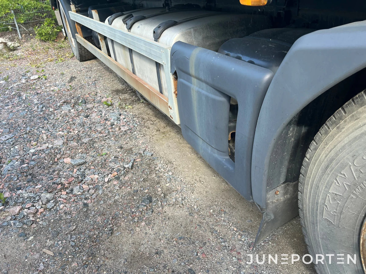 Scania P114 L 380 med maskinflak