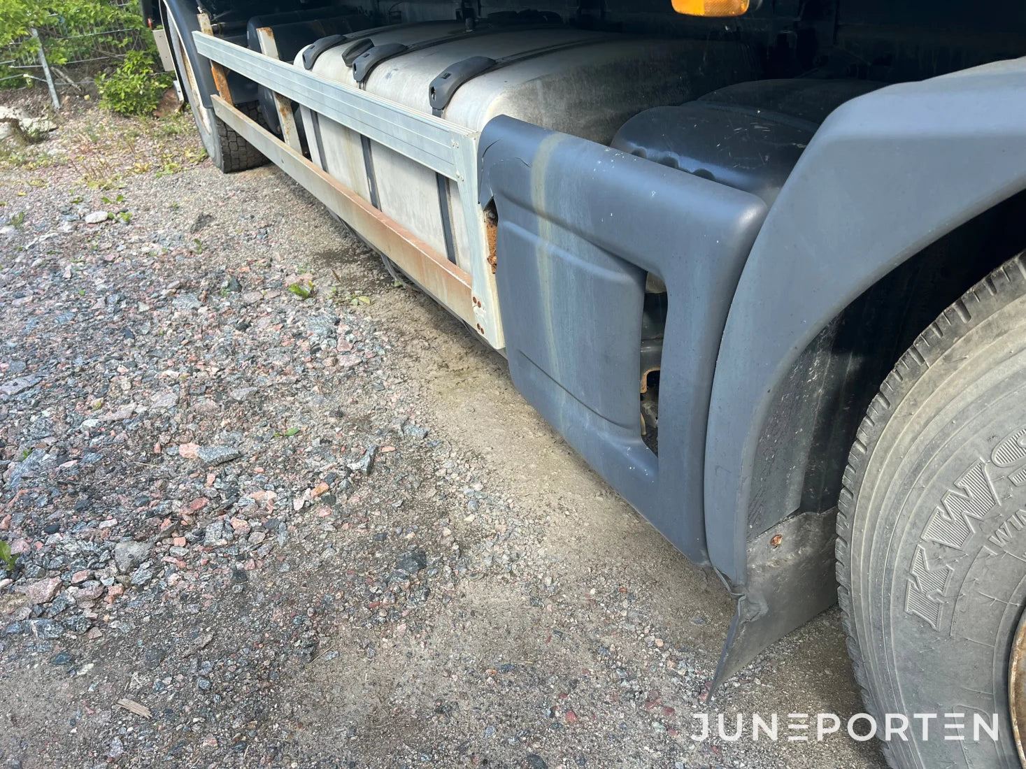 Scania P114 L 380 med maskinflak