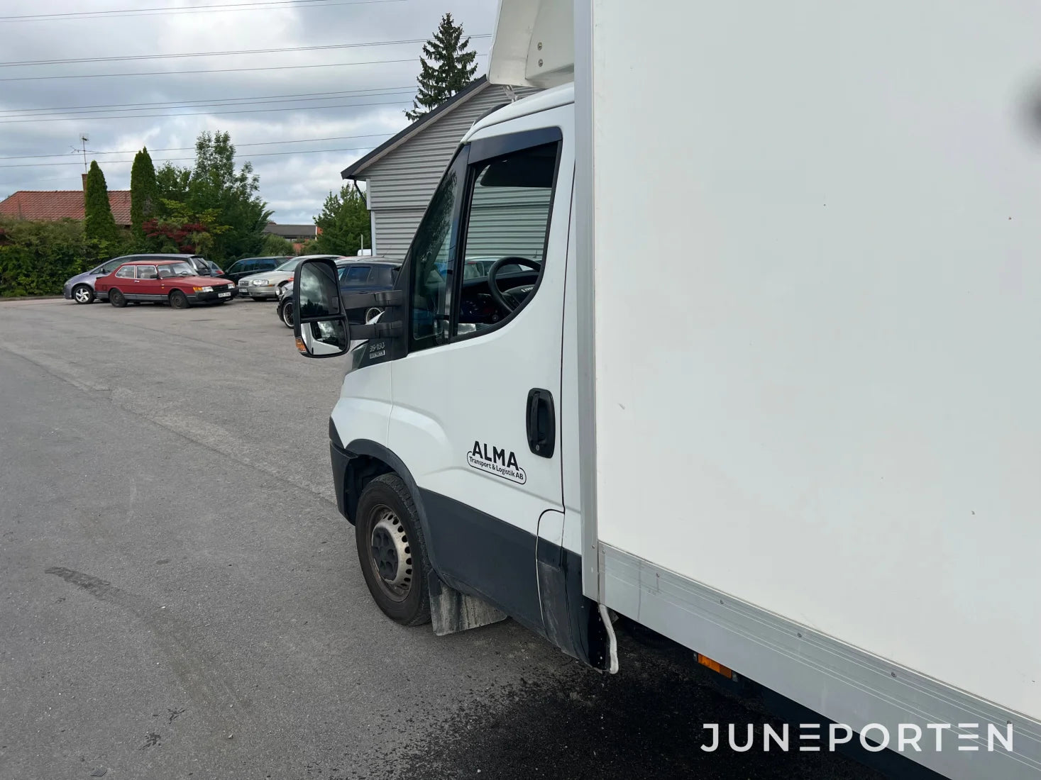 Skåpbil Iveco Daily med bakgavellyft