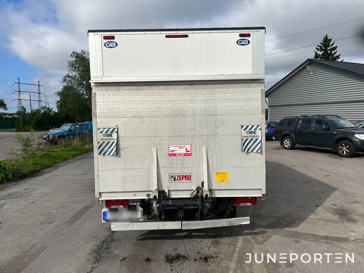 Skåpbil Iveco Daily med bakgavellyft