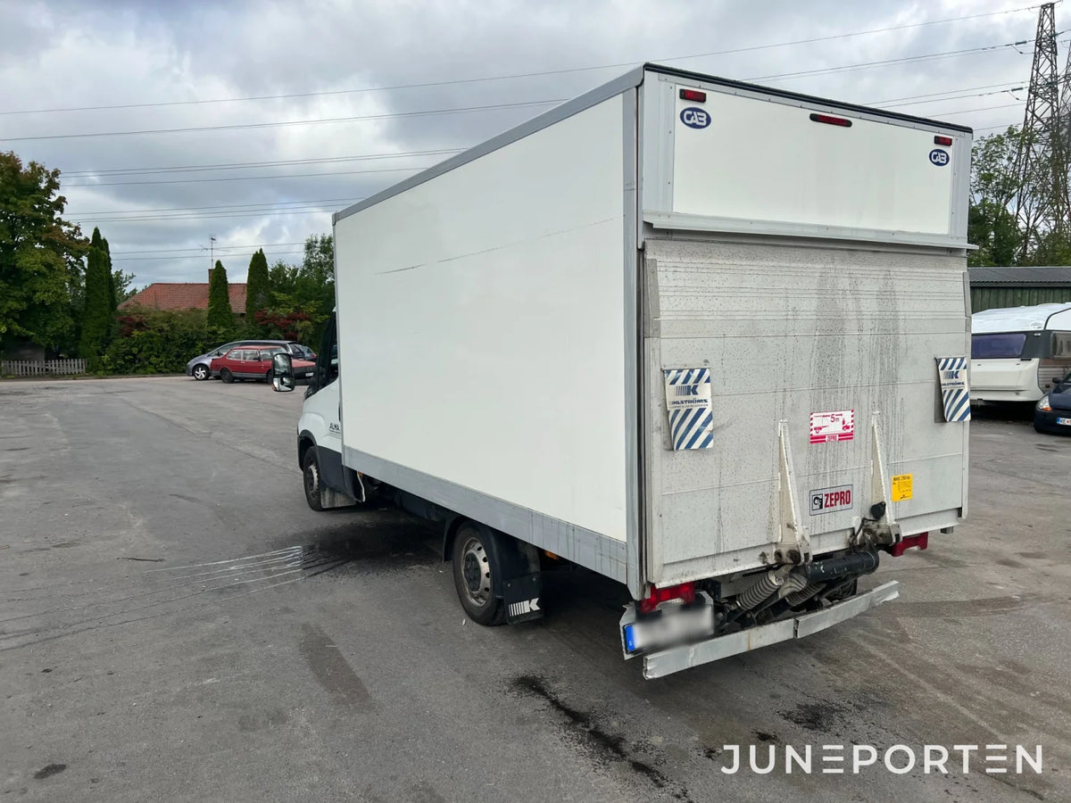 Skåpbil Iveco Daily med bakgavellyft