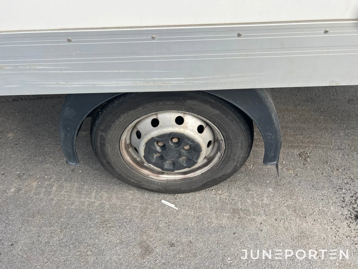 Skåpbil Iveco Daily med bakgavellyft