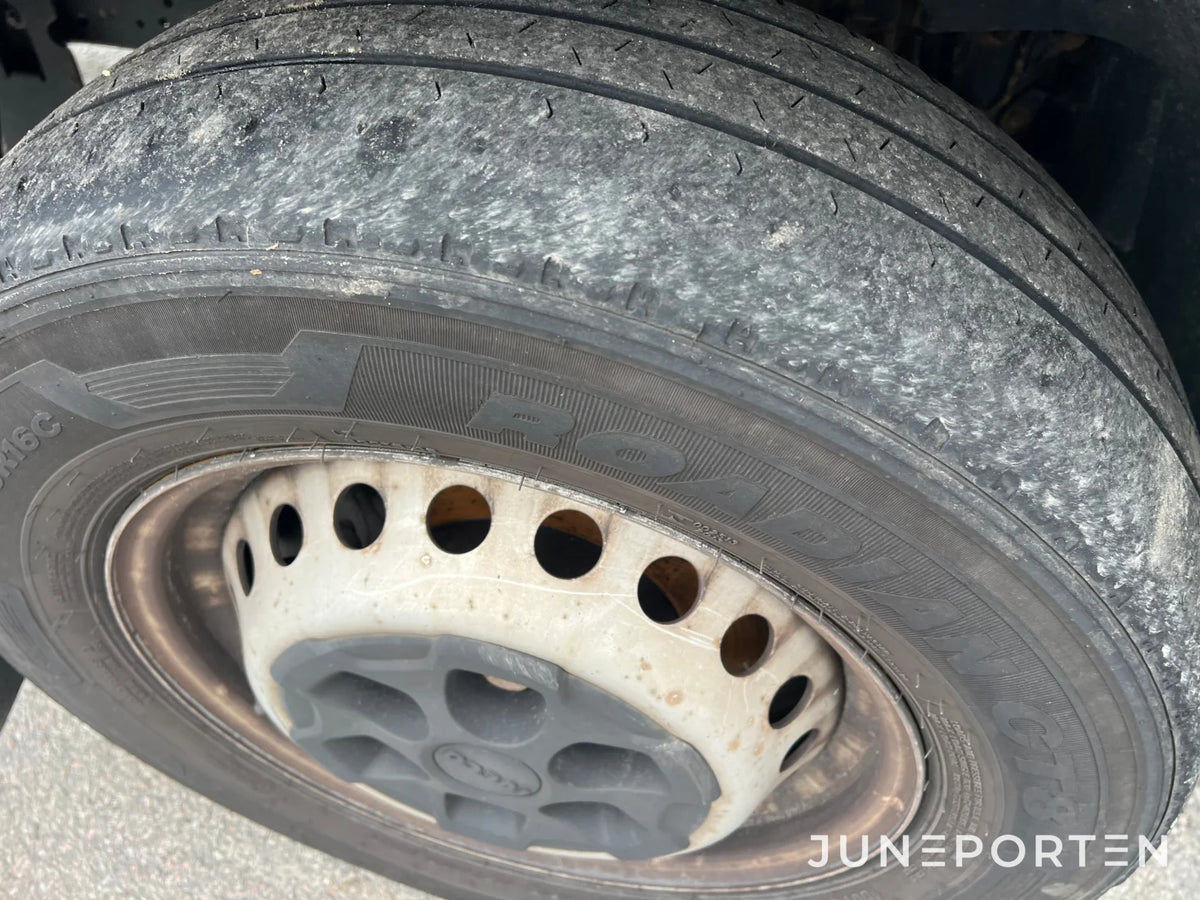 Skåpbil Iveco Daily med bakgavellyft