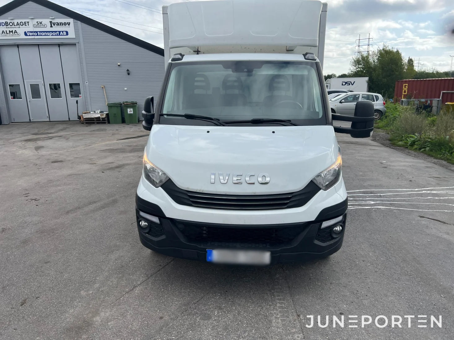 Skåpbil Iveco Daily med bakgavellyft