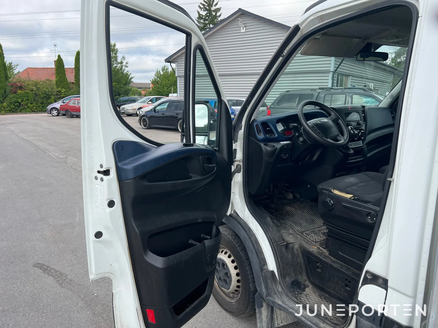 Skåpbil Iveco Daily med bakgavellyft