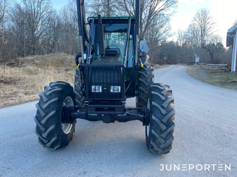 Skogsbyggd Valtra 700