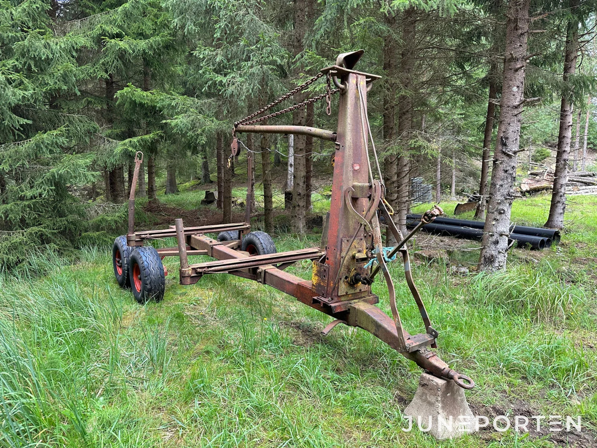 Skogsvagn 8 ton med vajerkran