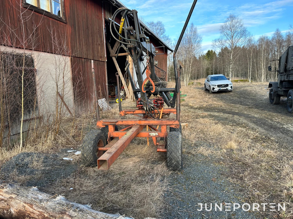 Skogsvagn med kran
