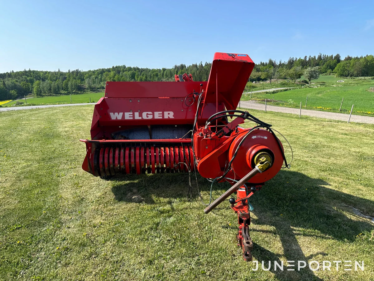 Småbalspress Welger AP500 med kastare