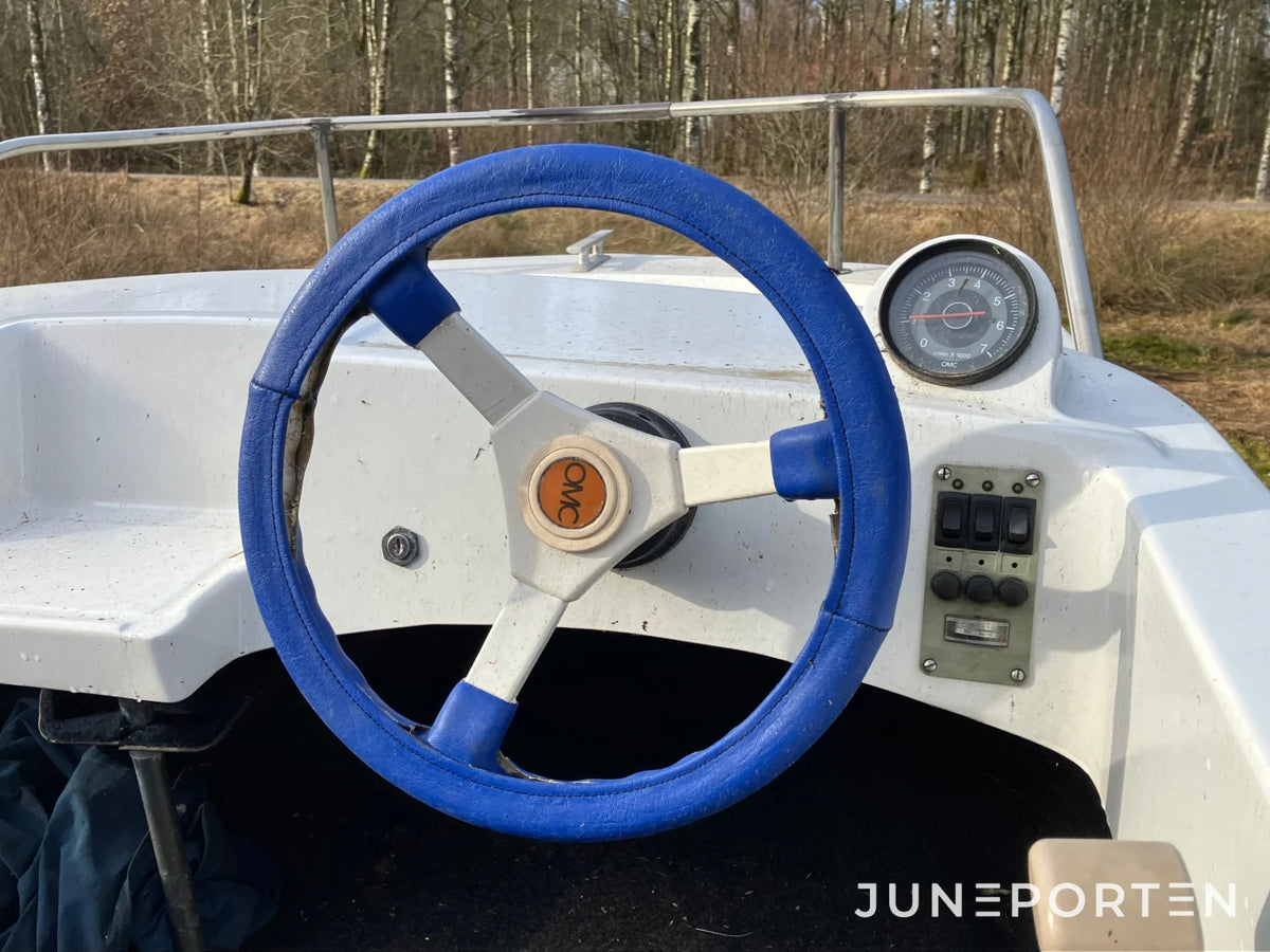 Sportbåt med Evinrude motor