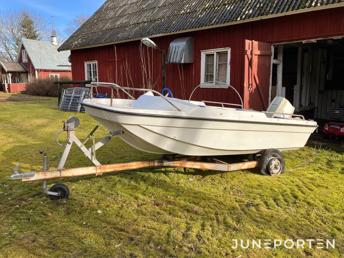 Sportbåt med Evinrude motor