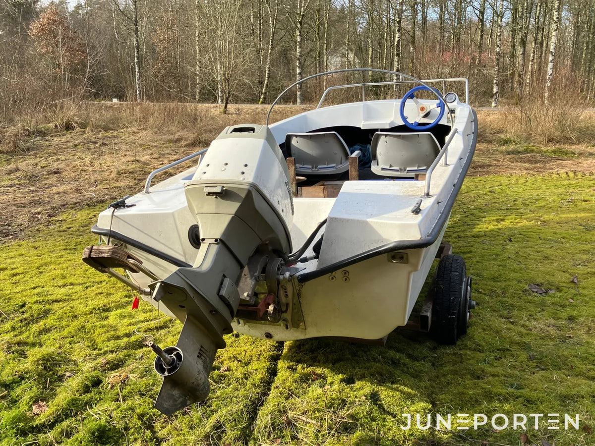 Sportbåt med Evinrude motor