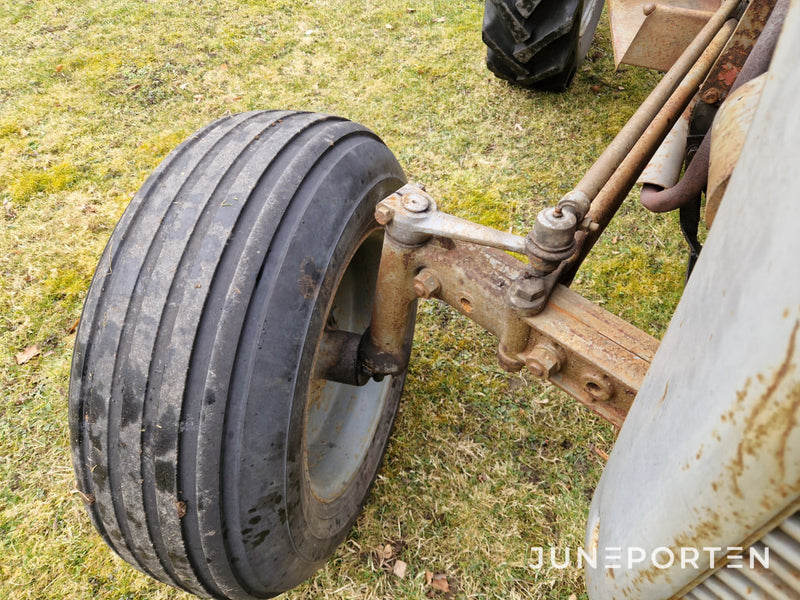 Traktor Massey Ferguson Grålle Med Plog