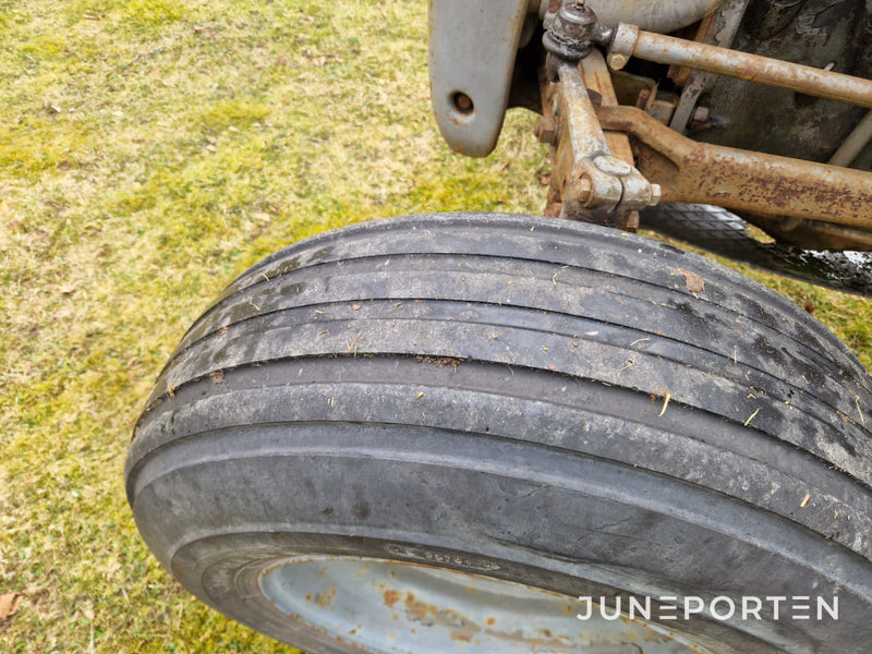 Traktor Massey Ferguson Grålle Med Plog