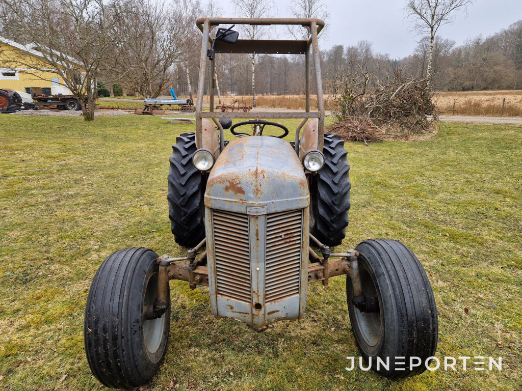 Traktor Massey Ferguson Grålle Med Plog