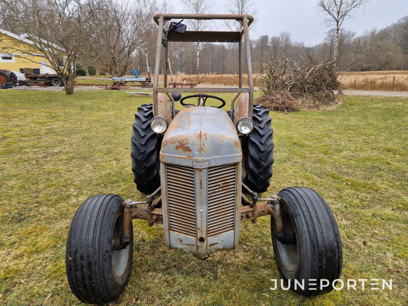 Traktor Massey Ferguson Grålle Med Plog