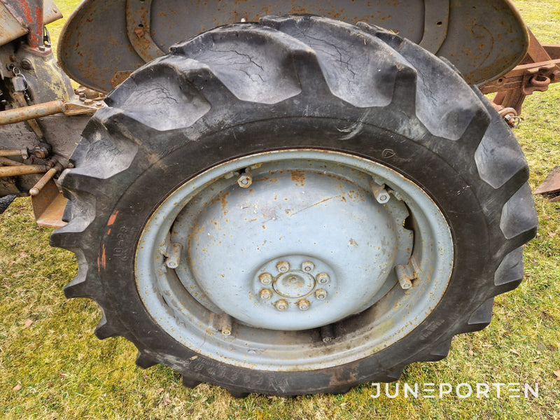 Traktor Massey Ferguson Grålle Med Plog