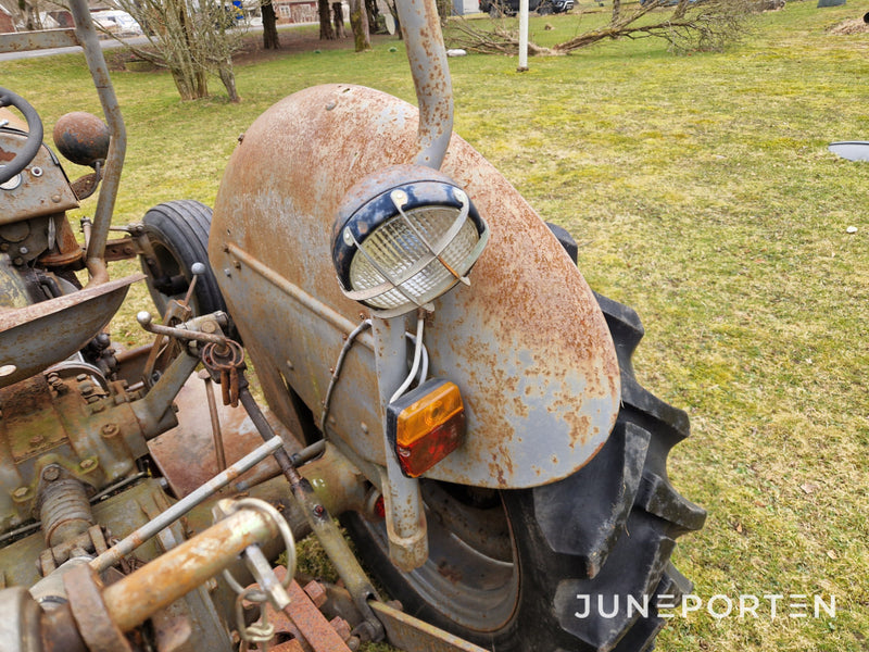 Traktor Massey Ferguson Grålle Med Plog