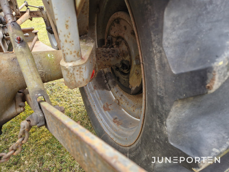 Traktor Massey Ferguson Grålle Med Plog