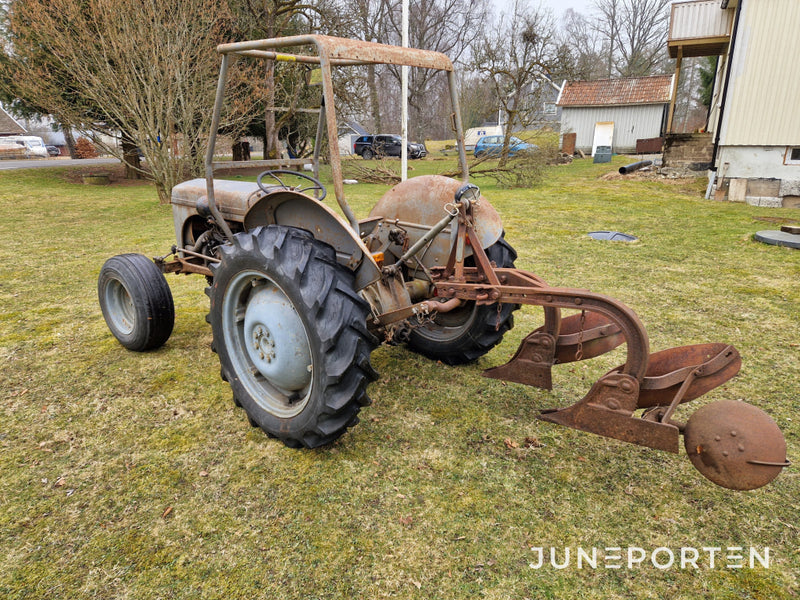 Traktor Massey Ferguson Grålle Med Plog