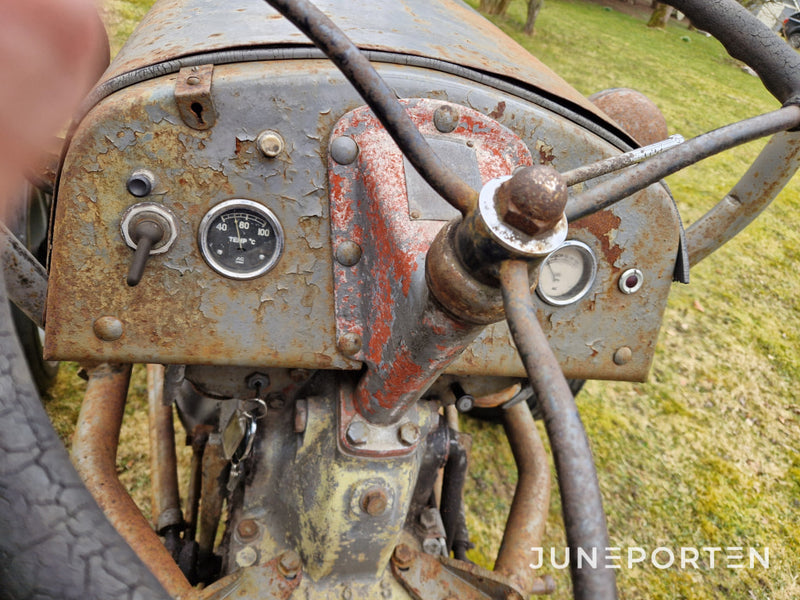 Traktor Massey Ferguson Grålle Med Plog