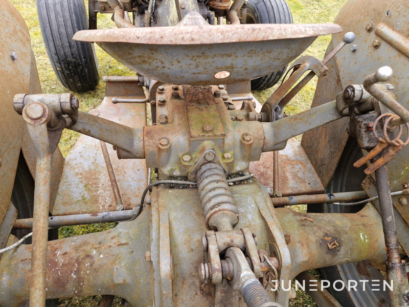 Traktor Massey Ferguson Grålle Med Plog