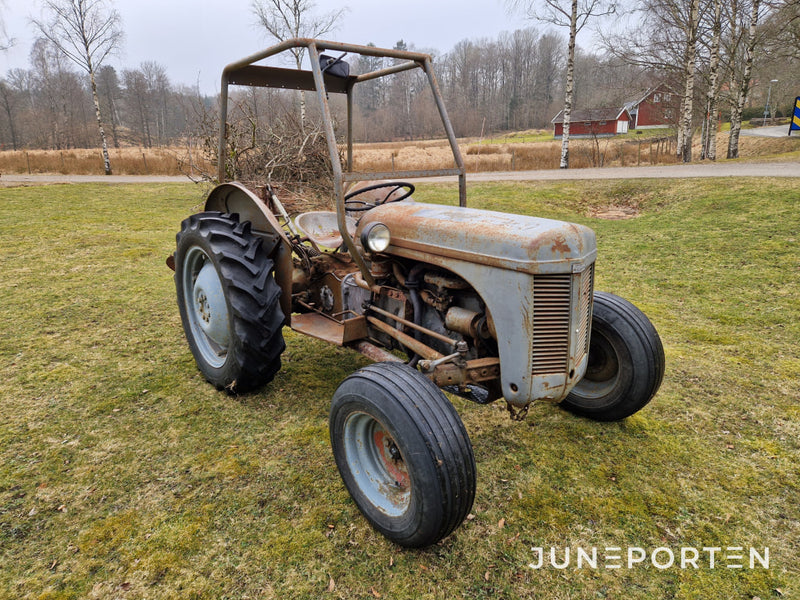 Traktor Massey Ferguson Grålle Med Plog
