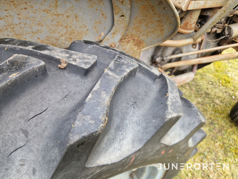 Traktor Massey Ferguson Grålle Med Plog