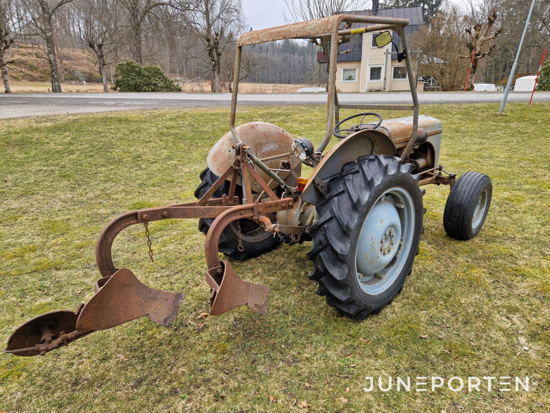 Traktor Massey Ferguson Grålle Med Plog