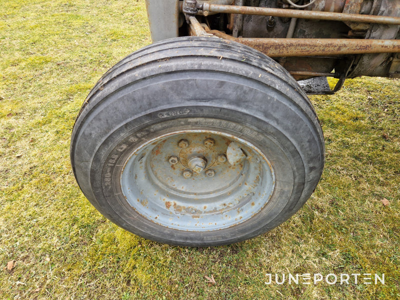Traktor Massey Ferguson Grålle Med Plog