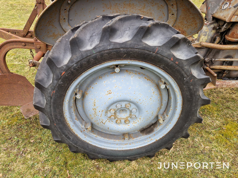 Traktor Massey Ferguson Grålle Med Plog