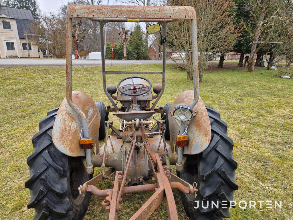 Traktor Massey Ferguson Grålle Med Plog