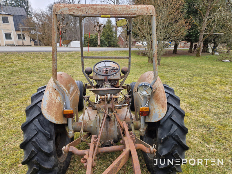 Traktor Massey Ferguson Grålle Med Plog