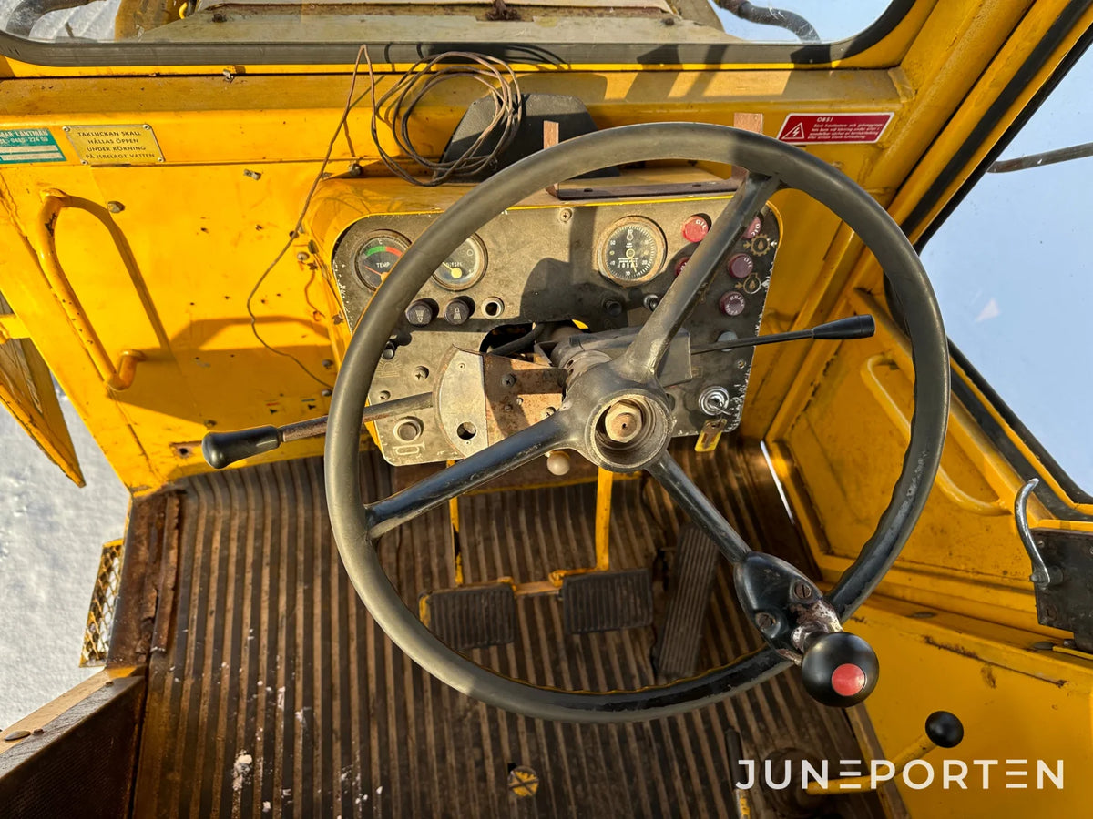 Traktorgrävare Volvo BM GM 616 med skopor