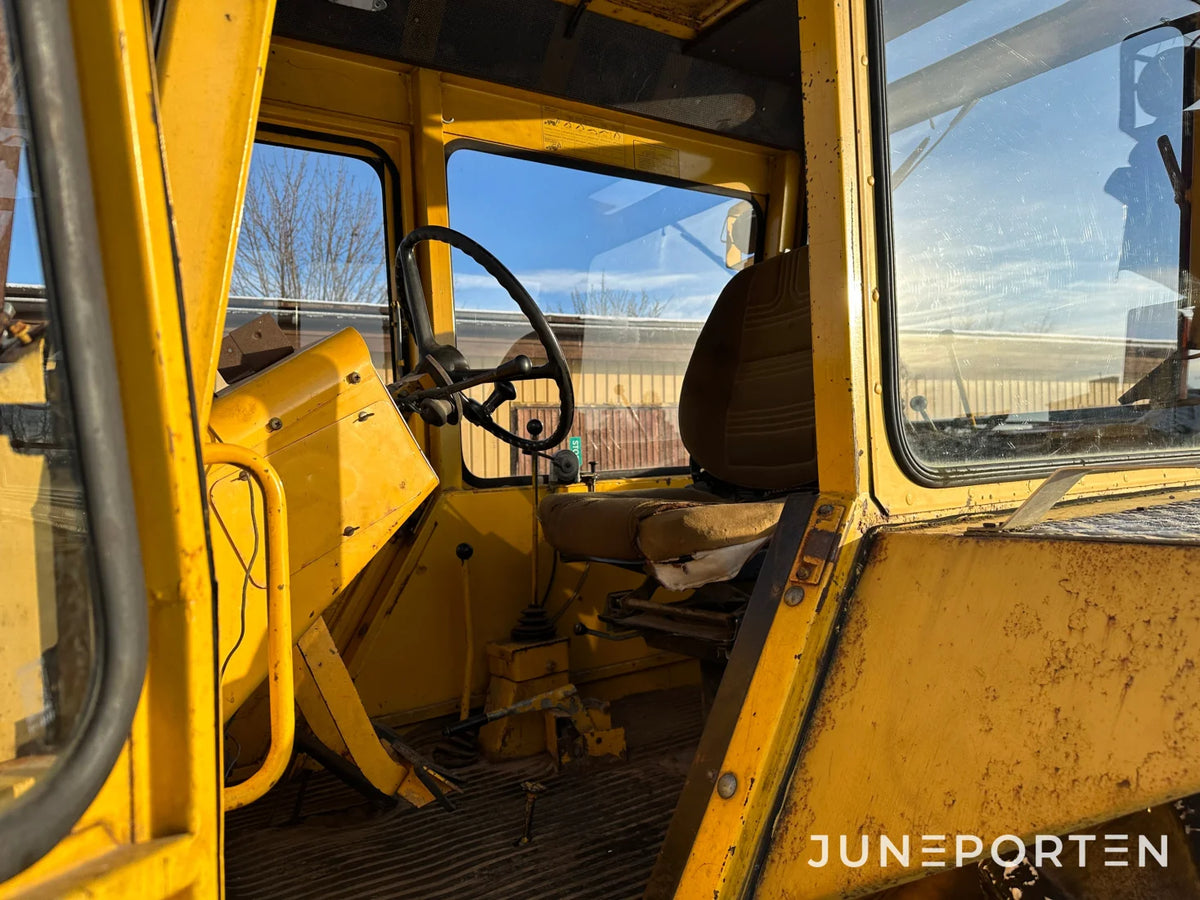 Traktorgrävare Volvo BM GM 616 med skopor