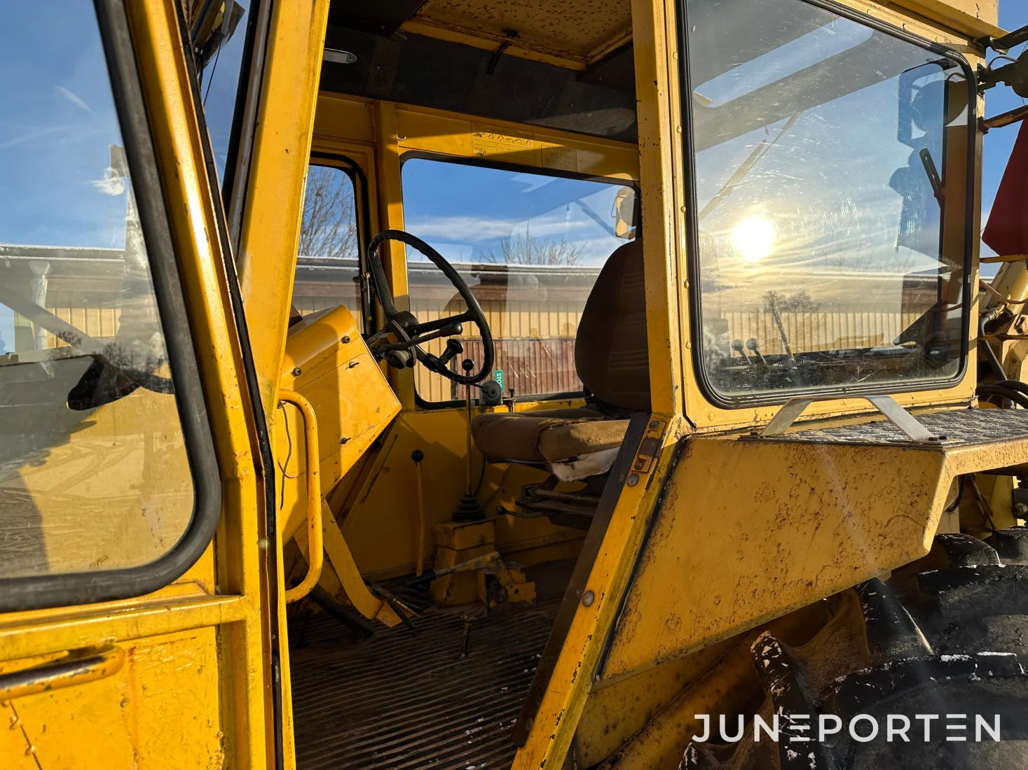 Traktorgrävare Volvo BM GM 616 med skopor