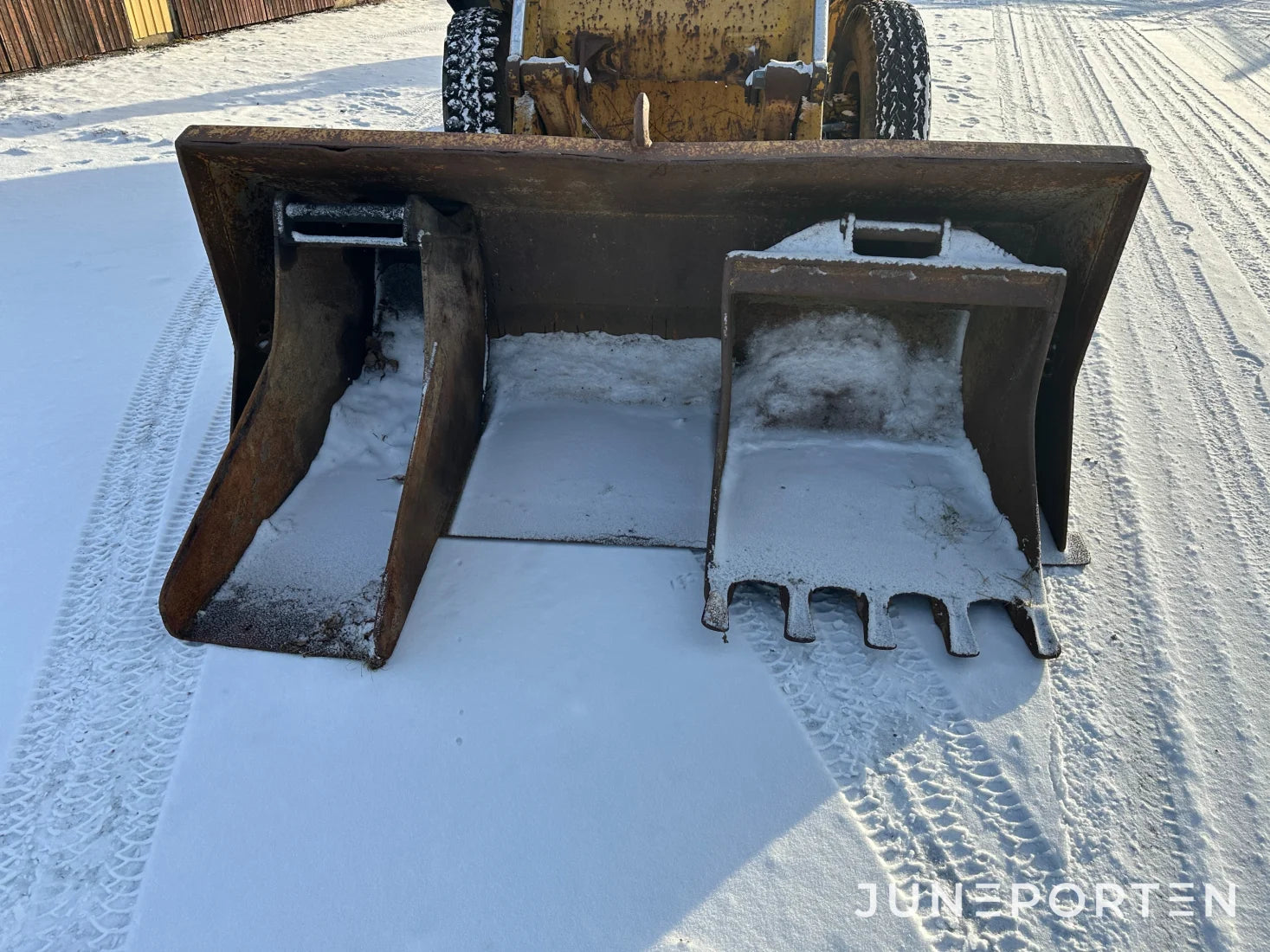 Traktorgrävare Volvo BM GM 616 med skopor