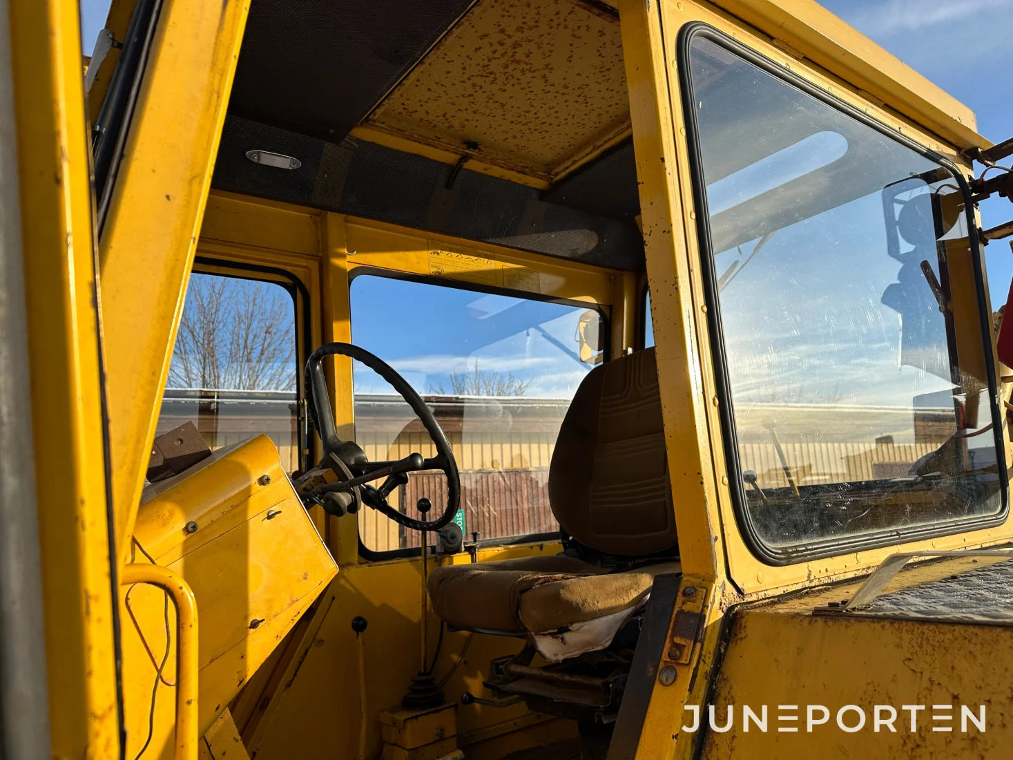 Traktorgrävare Volvo BM GM 616 med skopor