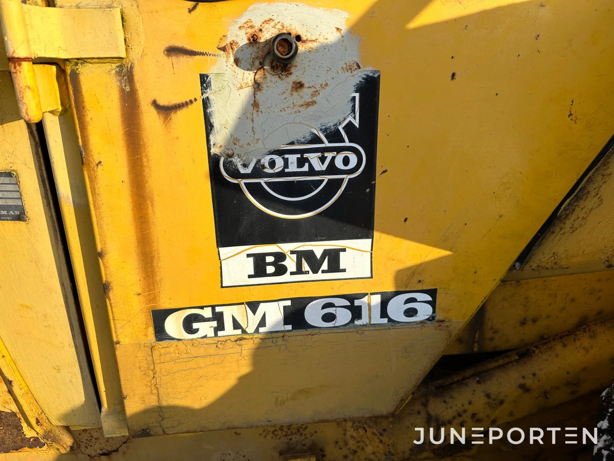 Traktorgrävare Volvo BM GM 616 med skopor