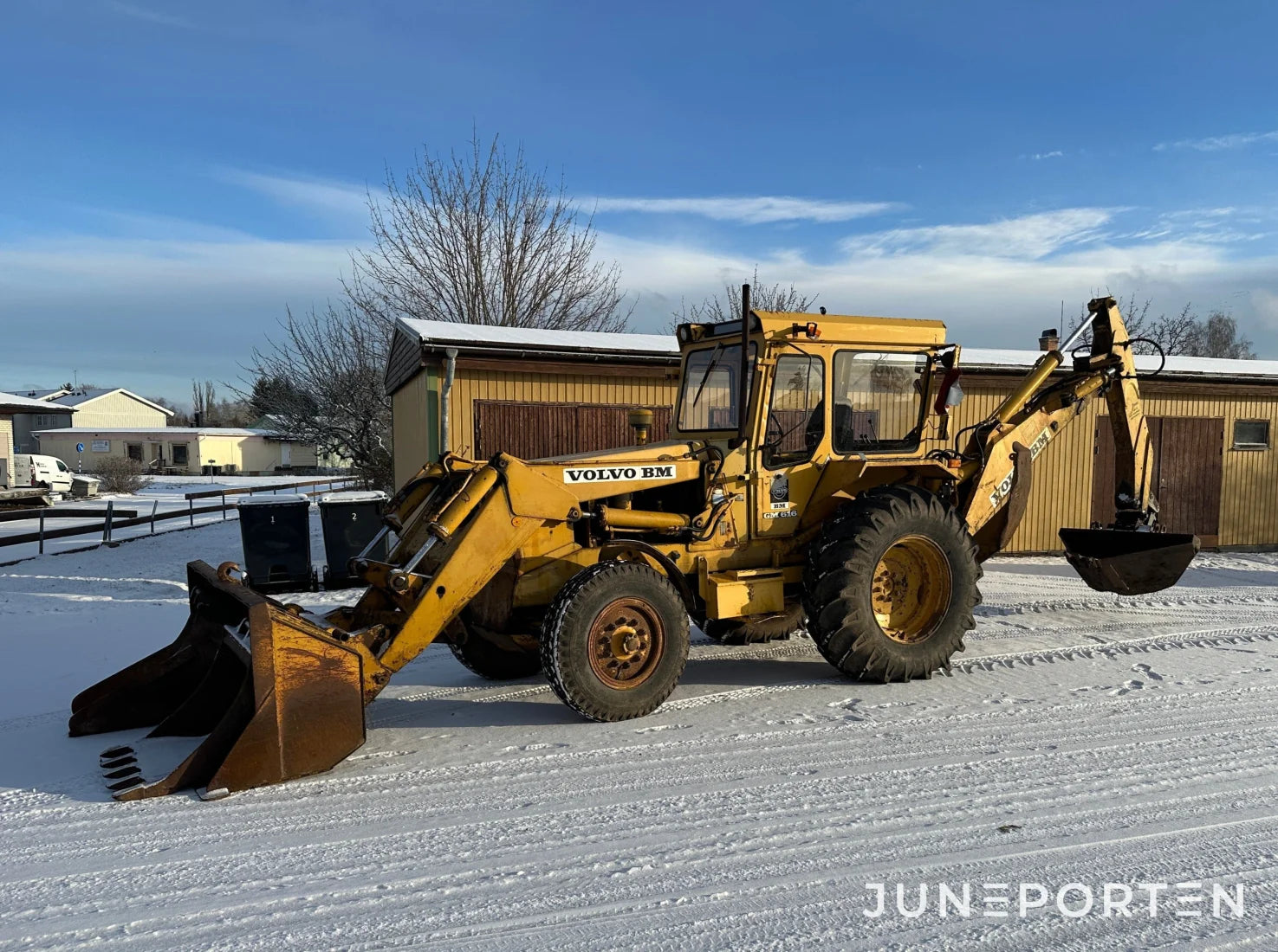 Traktorgrävare Volvo BM GM 616 med skopor