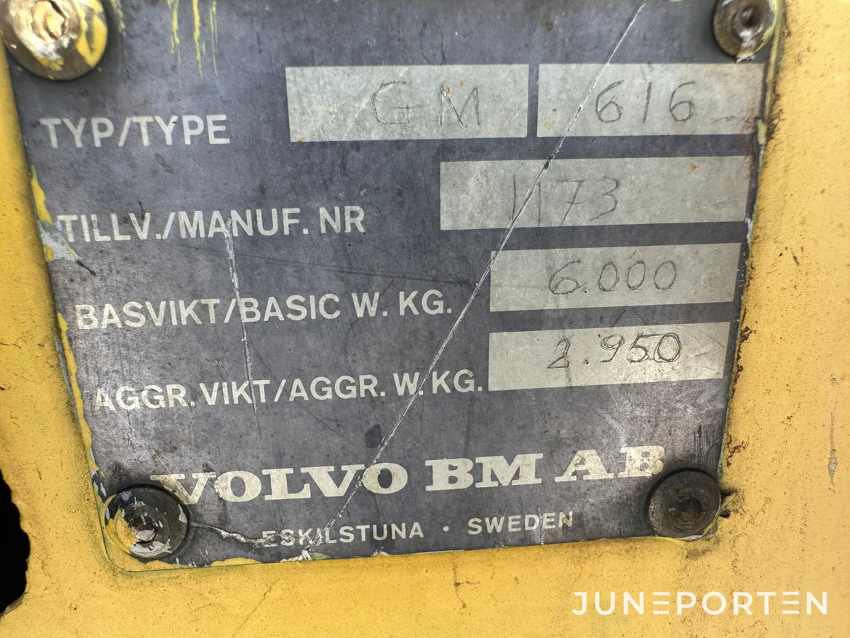 Traktorgrävare Volvo BM GM 616 med skopor