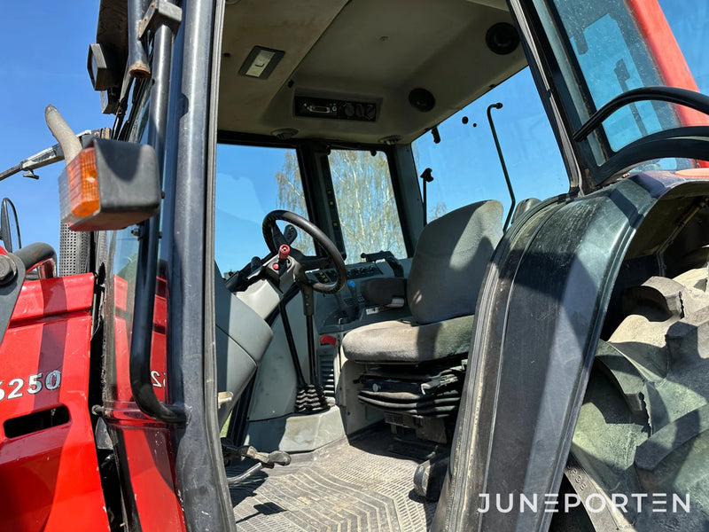Valtra 6250 4WD med lastare