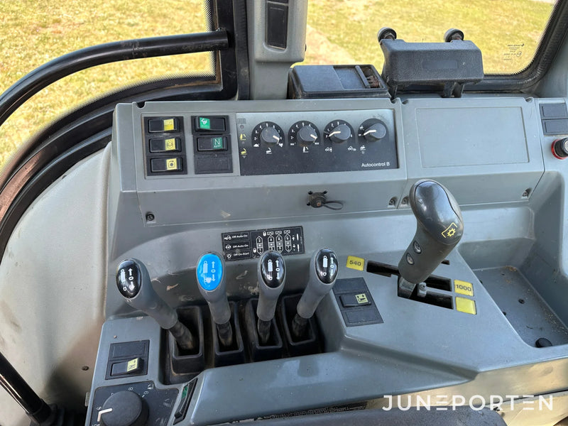 Valtra 6250 4WD med lastare