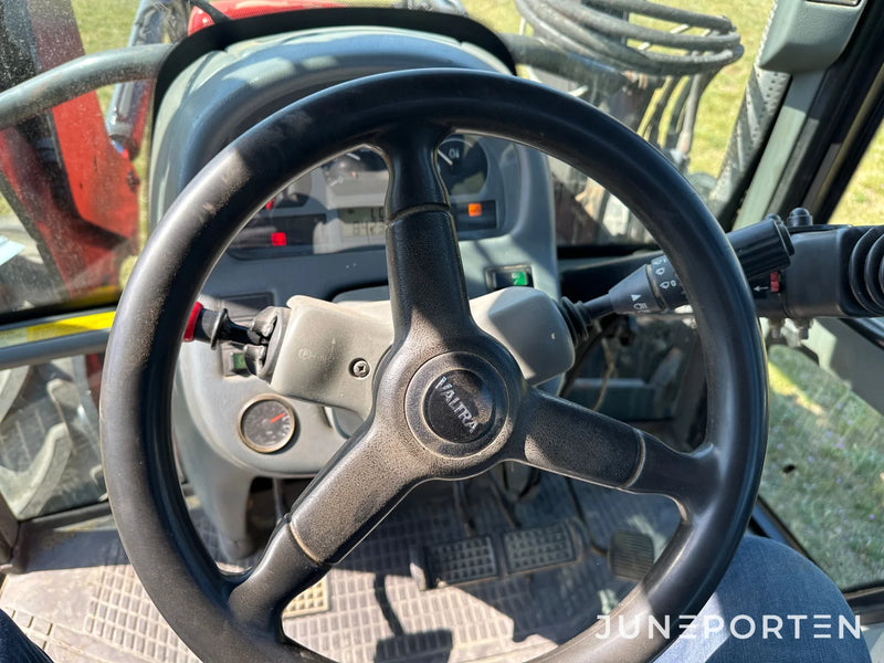Valtra 6250 4WD med lastare