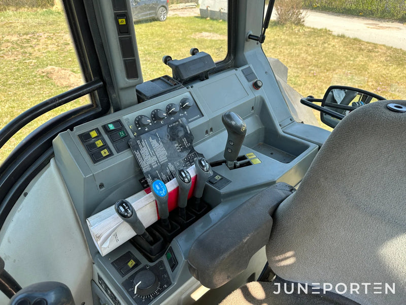 Valtra 6250 4WD med lastare