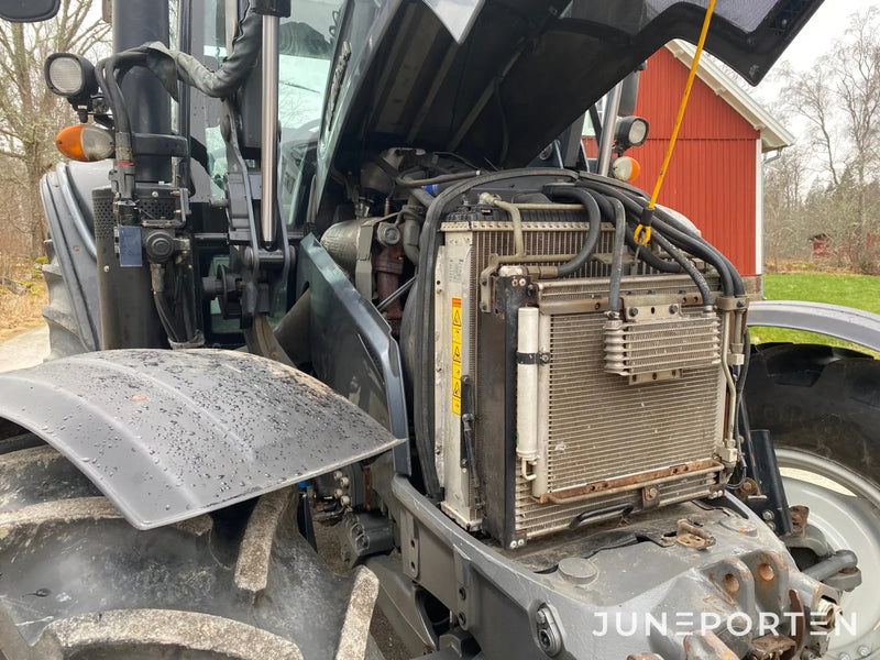 Valtra N113 med frontlastare och frontlyft