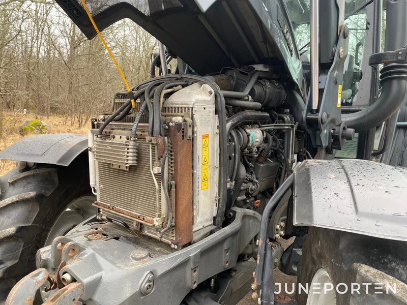 Valtra N113 med frontlastare och frontlyft