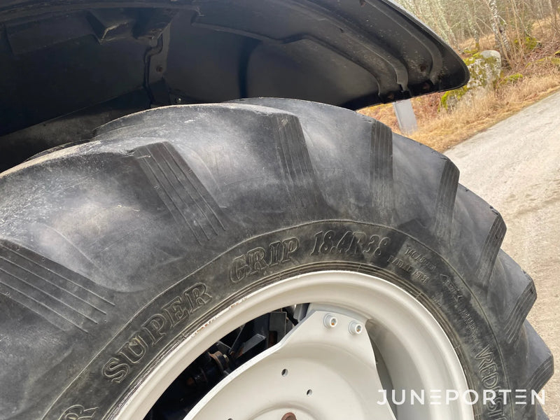 Valtra N113 med frontlastare och frontlyft