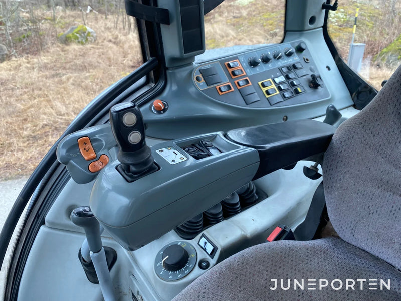 Valtra N113 med frontlastare och frontlyft
