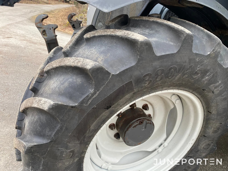 Valtra N113 med frontlastare och frontlyft
